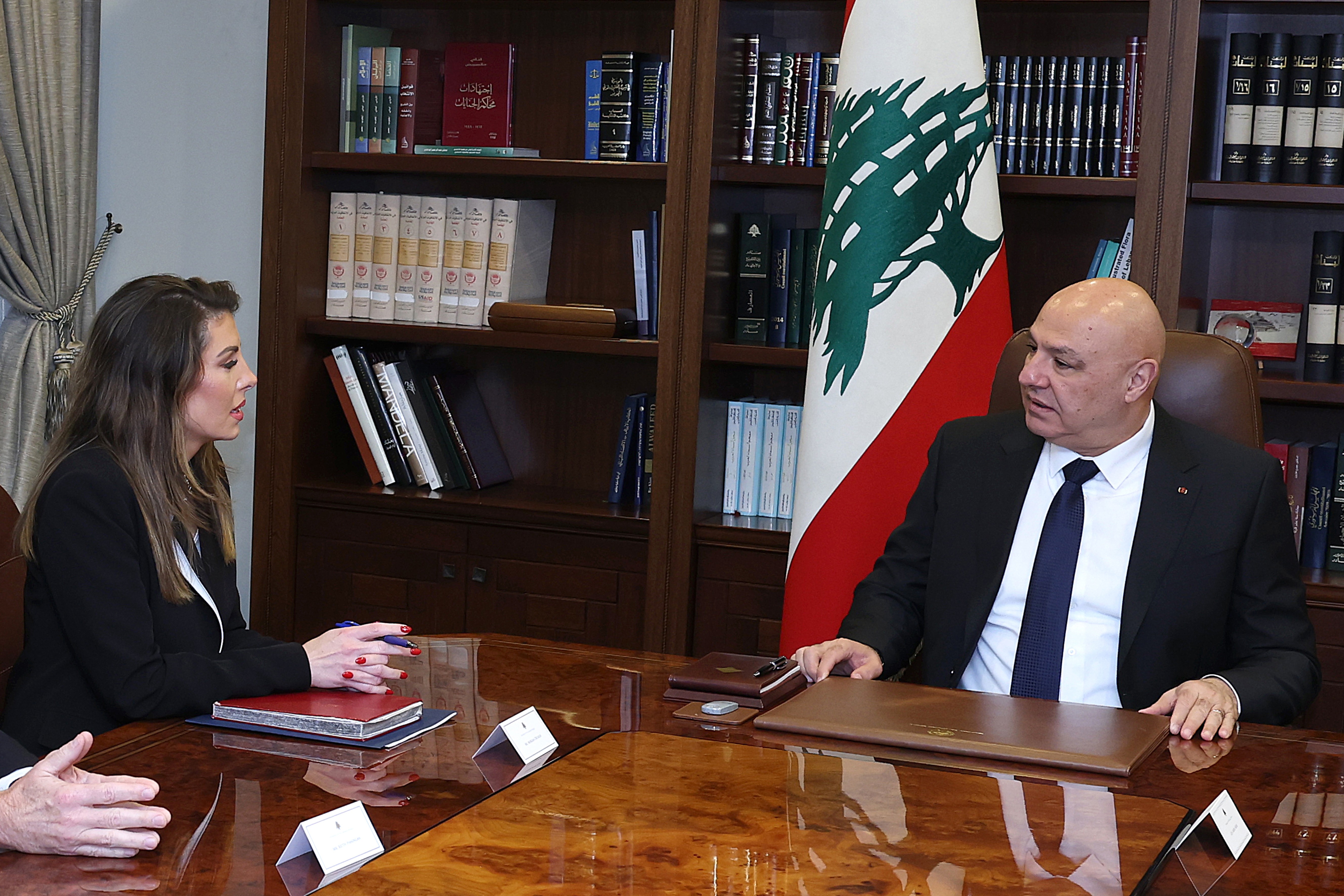   الرئيس عون استقبل الموفدة الأميركية مورغان اورتاغوس: لتفعيل عمل لجنة مراقبة وقف الاعمال العدائية وتمكين المواطنين الجنوبيين من العودة الى منازلهم                             ----